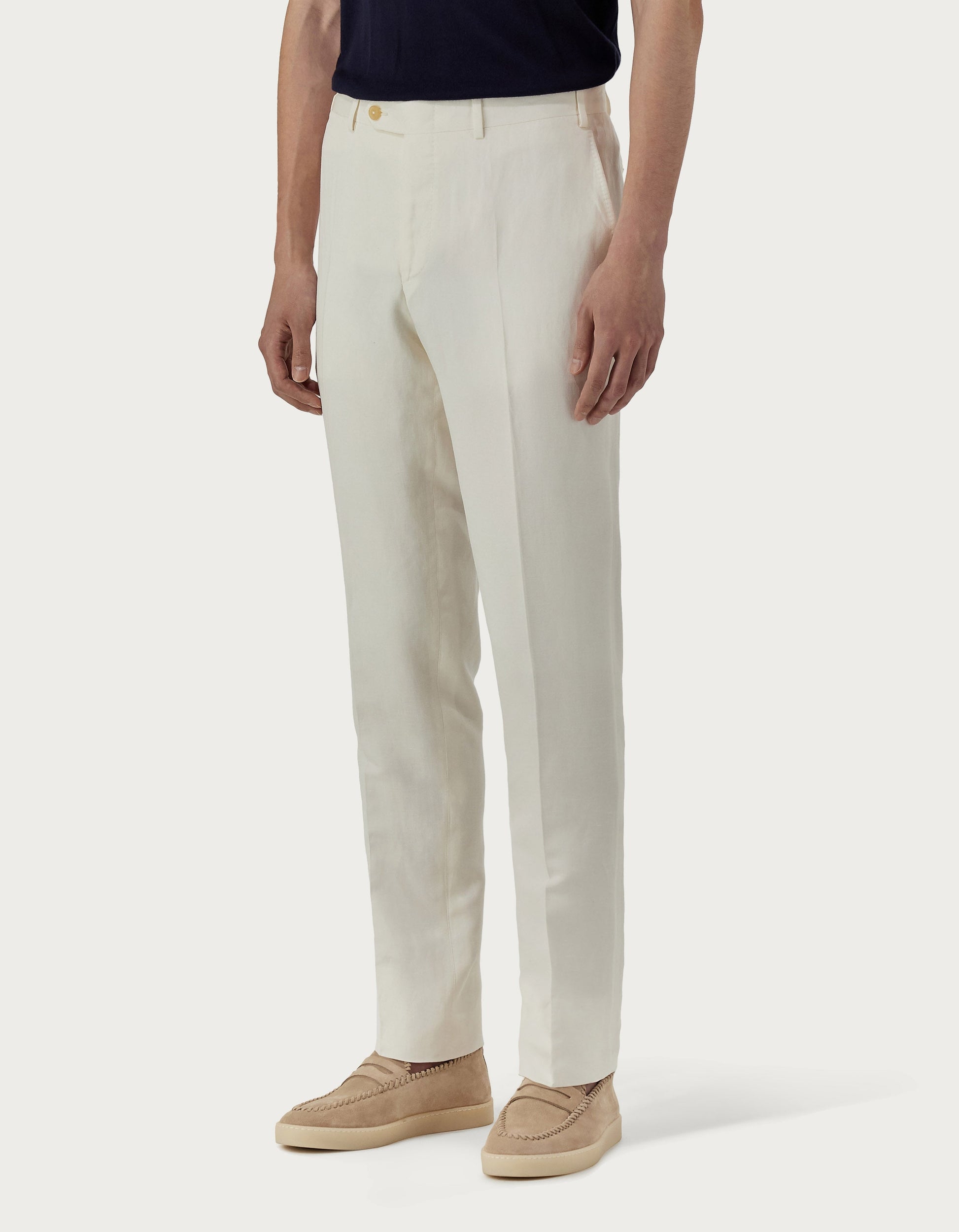 White pants in silk and linen