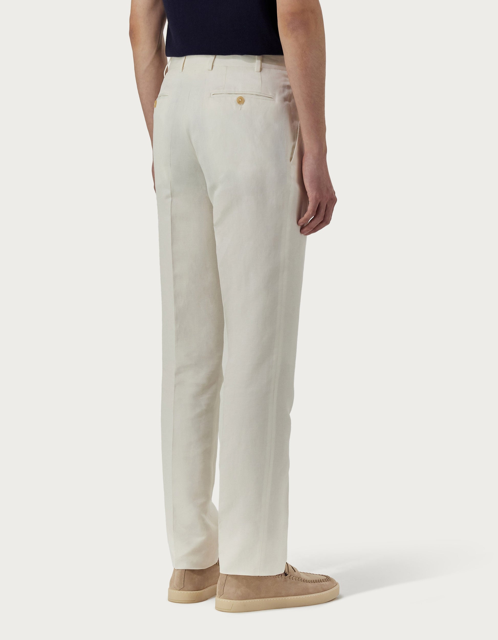 White pants in silk and linen